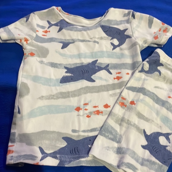 CARTERS BOYS PAJAMAS 4T 🦈 - Picture 2 of 4